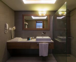 Liv Hotel By Bellazure