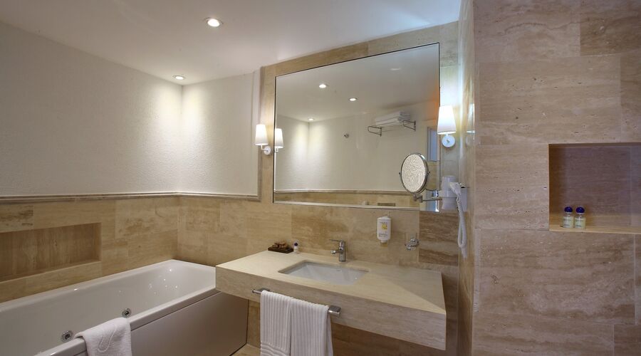 DoubleTree By Hilton Bodrum Marina Vista