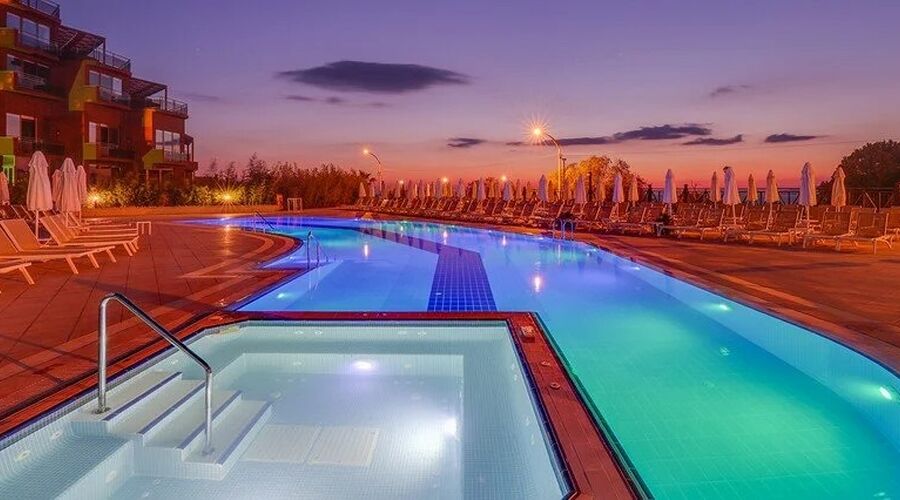 Ramada Hotel & Suites By Wyndham Kuşadası 4*