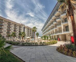 Ramada Hotel & Suites By Wyndham Kuşadası 4*