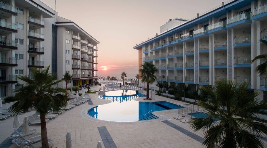 Ramada Hotel & Suites By Wyndham Kuşadası 4*