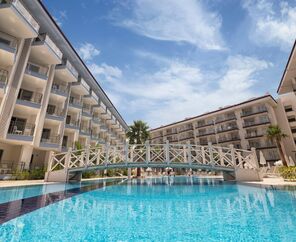 Ramada Hotel & Suites By Wyndham Kuşadası 4*