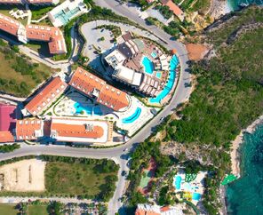 Ramada Hotel & Suites By Wyndham Kuşadası 4*