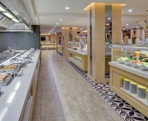 Ramada Hotel & Suites By Wyndham Kuşadası 4*