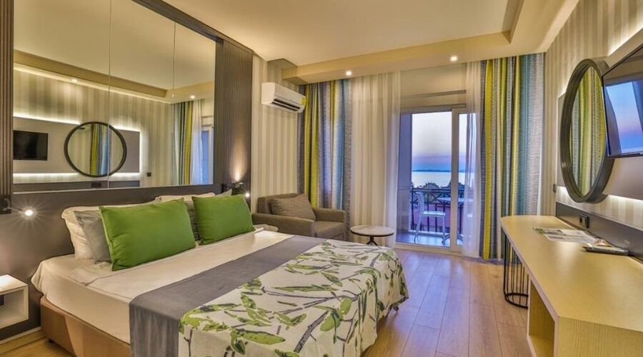 CRYSTAL LAND OF PARADISE 5*