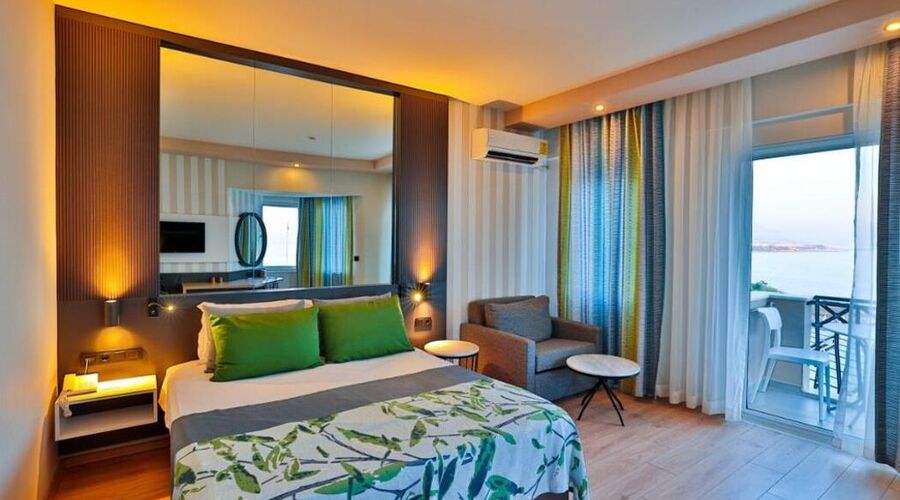 CRYSTAL LAND OF PARADISE 5*