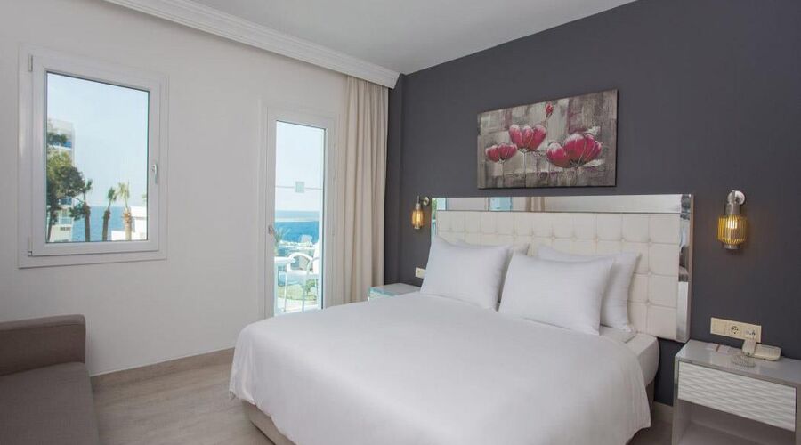 Le Bleu Hotel & Resort  5*