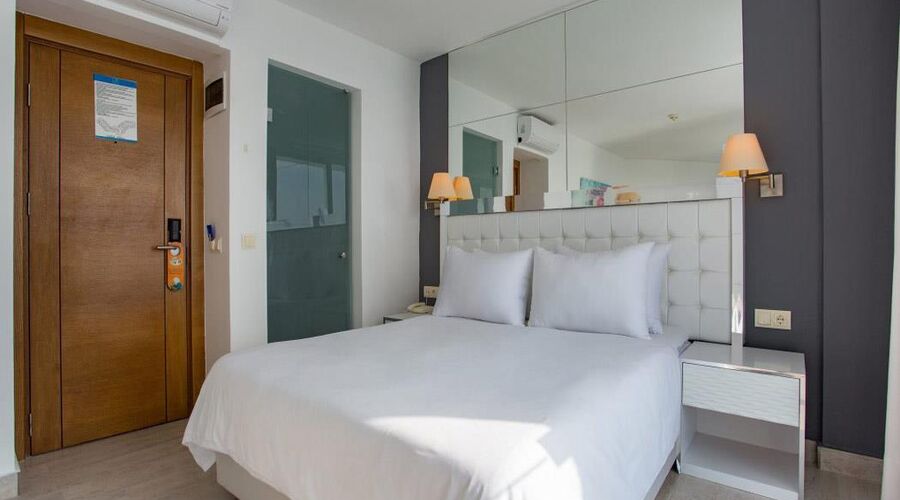 Le Bleu Hotel & Resort  5*