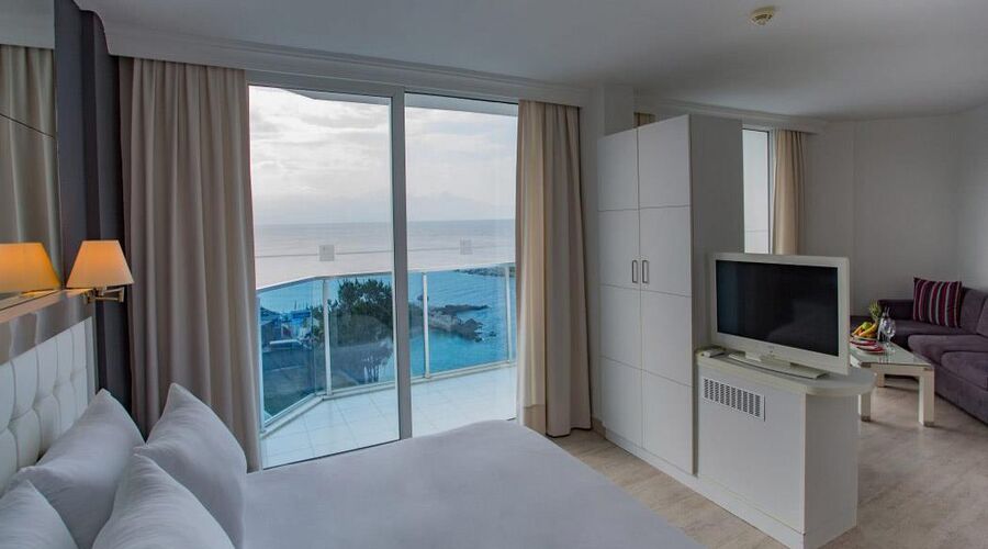 Le Bleu Hotel & Resort  5*