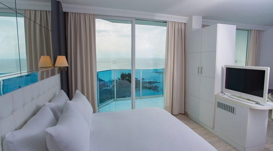 Le Bleu Hotel & Resort  5*