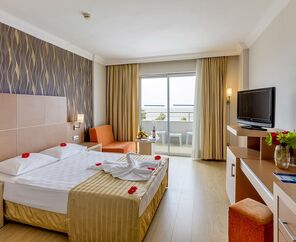 Holiday Garden Hotel   5*
