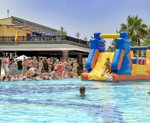 Holiday Garden Hotel   5*