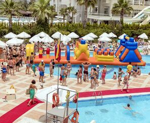 Holiday Garden Hotel   5*
