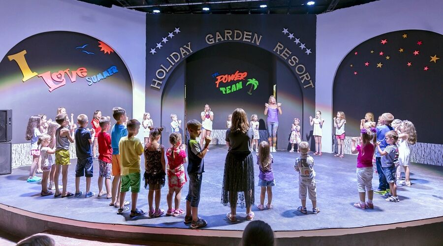Holiday Garden Hotel   5*