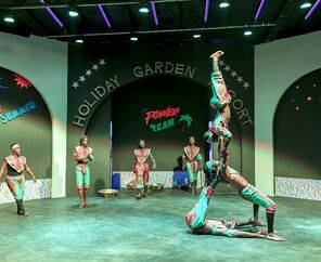 Holiday Garden Hotel   5*