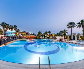 Holiday Garden Hotel   5*