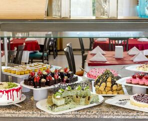 Holiday Garden Hotel   5*