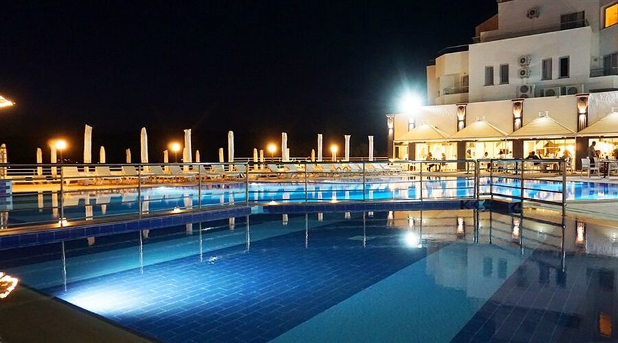 Roseira Beach Resort  4*