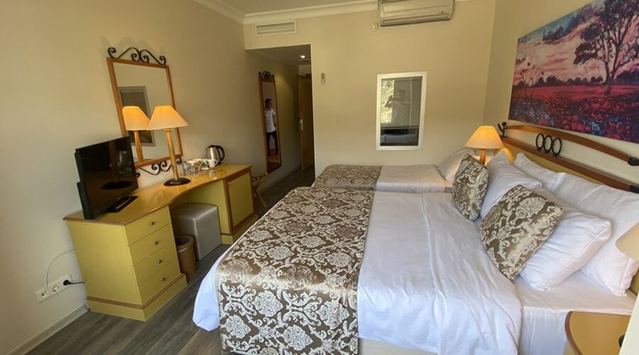 Roseira Beach Resort  4*