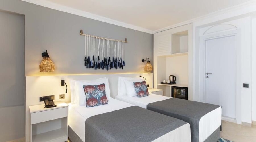 Holiday Inn Resort   5*