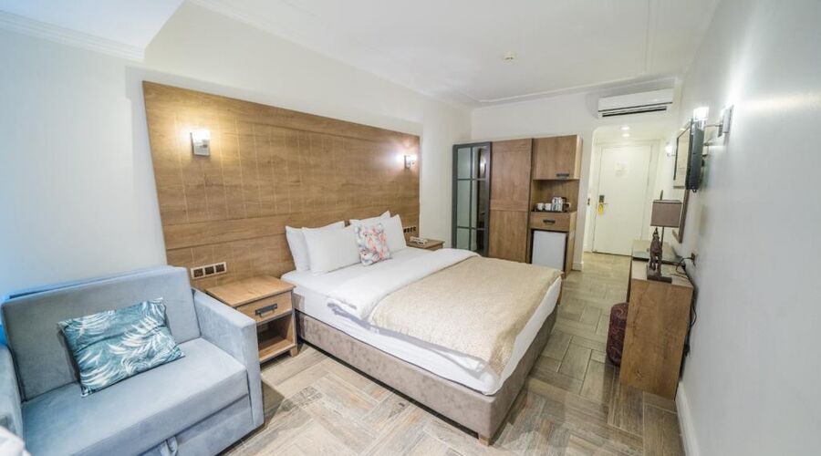 Aurasia Beach Hotel  3*