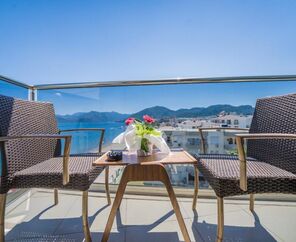 Aurasia Beach Hotel  3*