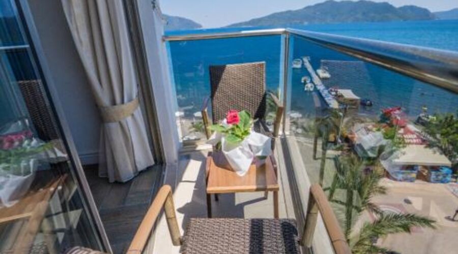 Aurasia Beach Hotel  3*