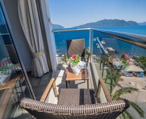 Aurasia Beach Hotel  3*