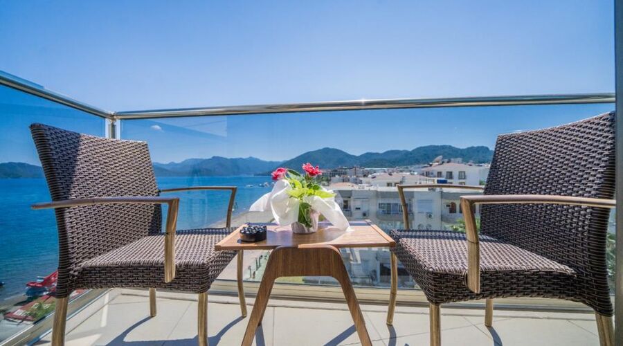 Aurasia Beach Hotel  3*