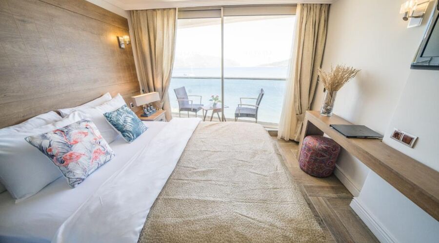 Aurasia Beach Hotel  3*