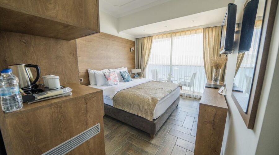 Aurasia Beach Hotel  3*