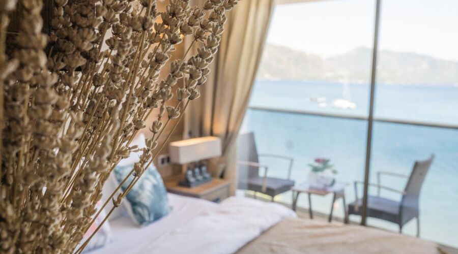 Aurasia Beach Hotel  3*