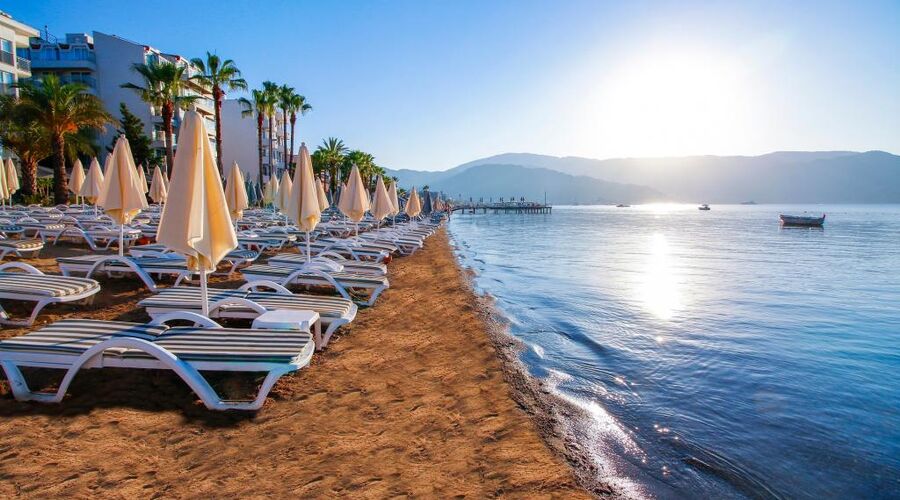 Aurasia Beach Hotel  3*