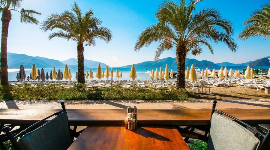 Aurasia Beach Hotel  3*