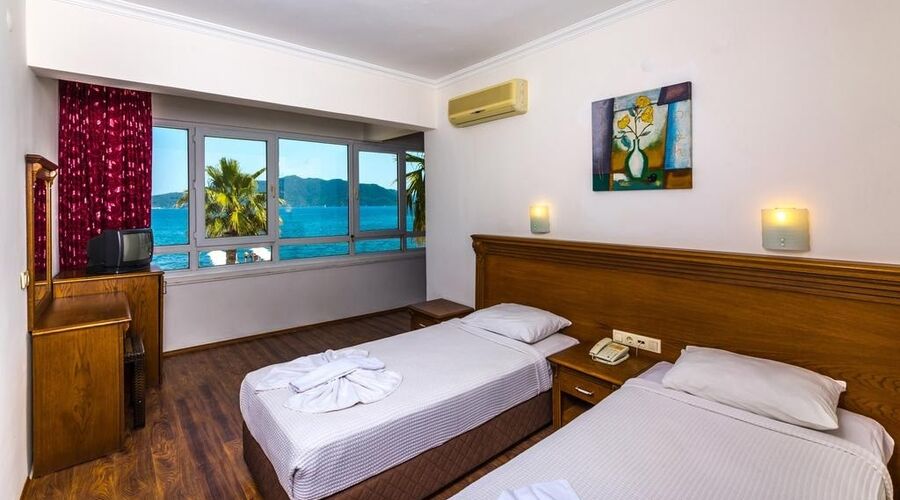 Honeymoon Beach Hotel  3*