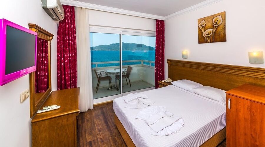 Honeymoon Beach Hotel  3*