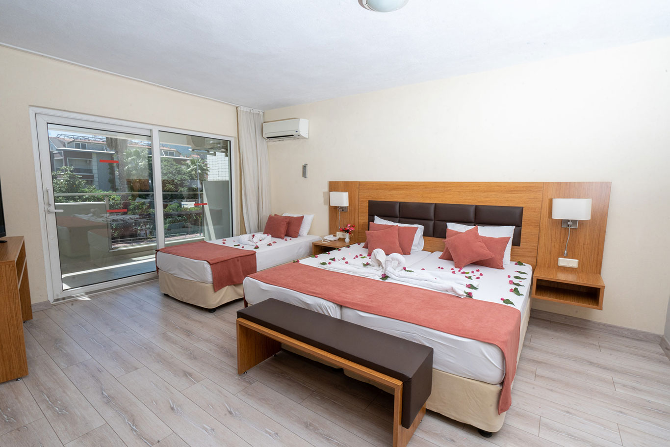 Begonville Hotel 3* Aile Odası