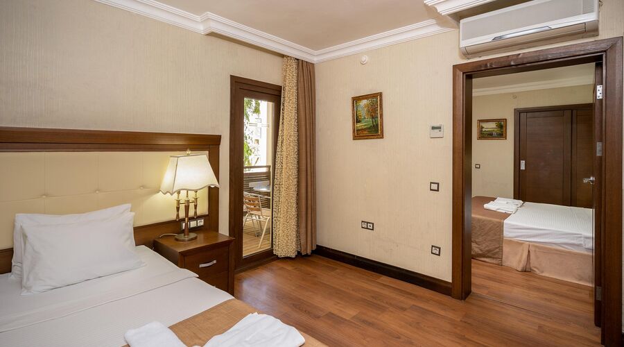 Latanya Park Resort  4*