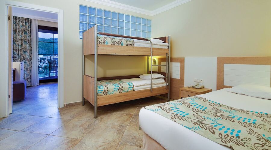 Crystal Green Bay Resort&Spa