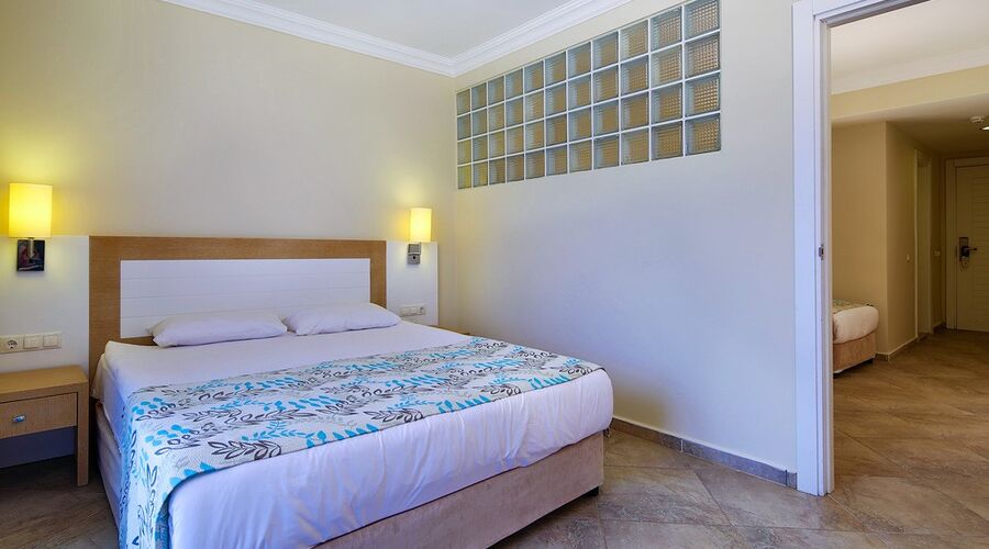 Crystal Green Bay Resort&Spa