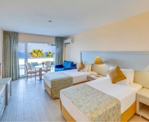 Grand Blue Sky Hotel