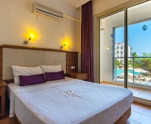 Caprice Beach Hotel  4*