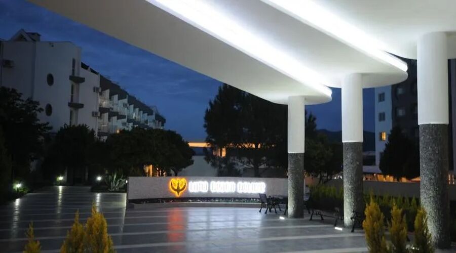 Caprice Beach Hotel  4*