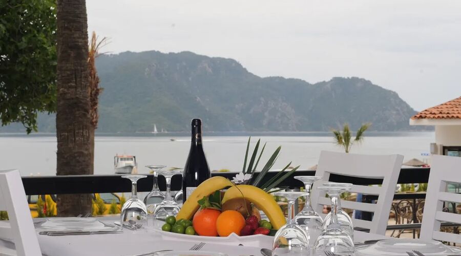 Caprice Beach Hotel  4*