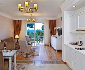 Sianji Well Being Resort   5*