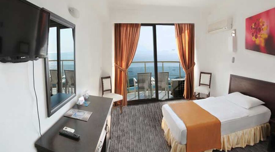 Arora Beach Hotel   4*
