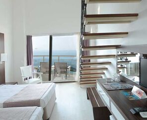 Arora Beach Hotel   4*