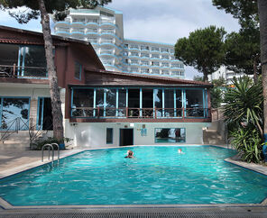 Arora Beach Hotel   4*