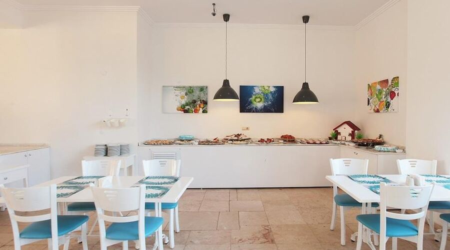 Arora Beach Hotel   4*