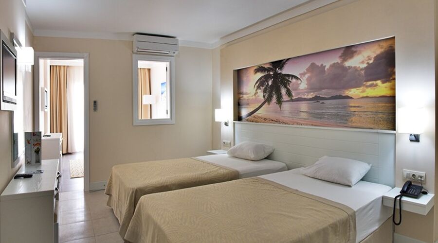 Batıhan Beach Resort  4*